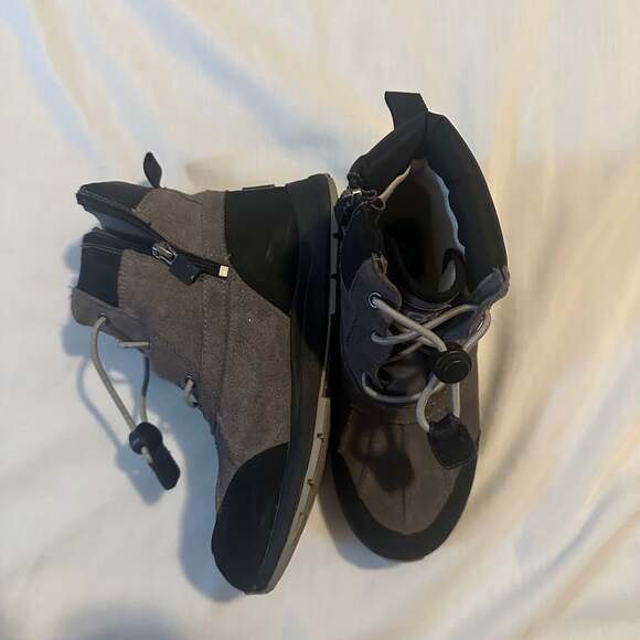 UGG Kids Turlock Waterproof Snow Boots Gray Black Suede - Picture 4 of 13